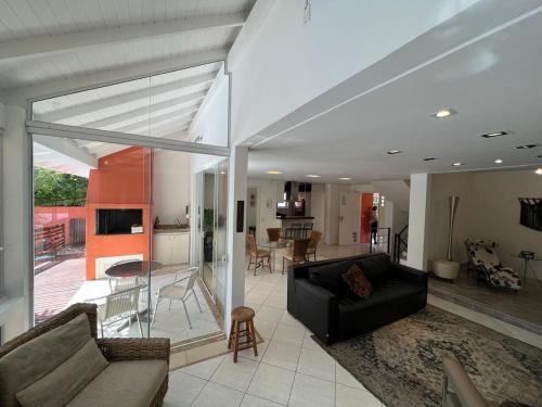 Casa 250m2 Condominio em Frente a Praia in Mole Beach