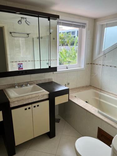 Casa 250m2 Condominio em Frente a Praia in Mole Beach