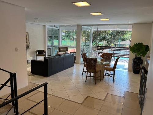 Casa 250m2 Condominio em Frente a Praia in Mole Beach