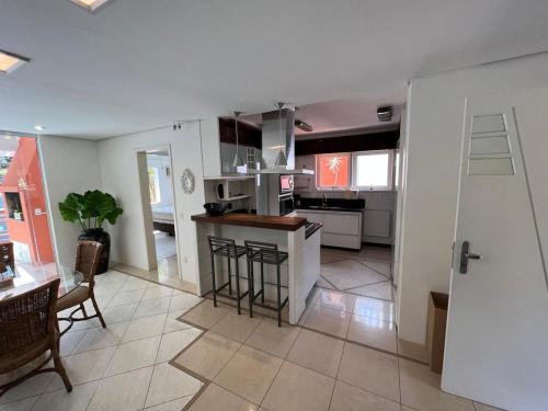 Casa 250m2 Condominio em Frente a Praia in Mole Beach