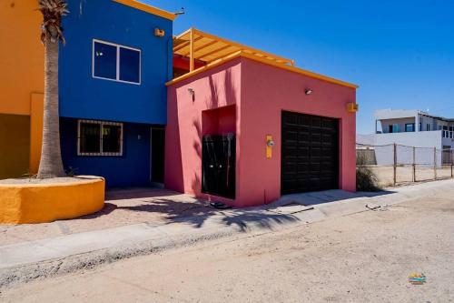 Condo 4, In town and steps to the beach and Malecon