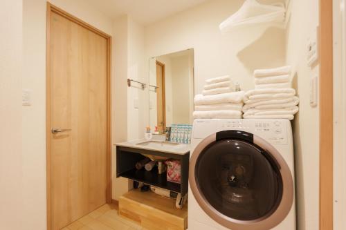 Direct train access to 道頓堀 黒門市場 USJ Kyoto Temmabashi White Cloud Guesthouse