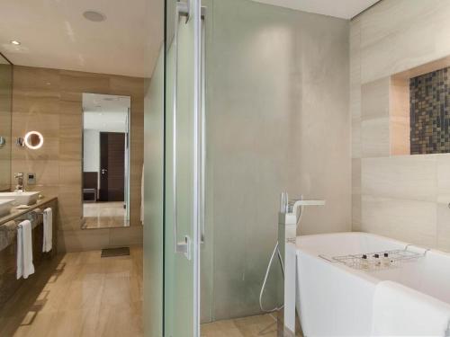 Fairmont Bab Al Bahr Room Type - Fairmont Gold Superior Creek View King Room