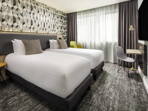 Twin room, city