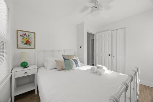 Cozy 2BR Home Near Downtown w Backyard & Parking - image 5