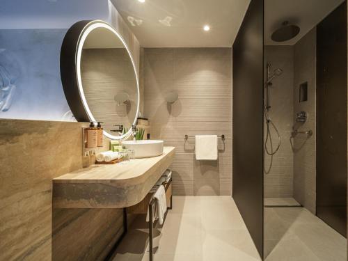 Deluxe king bed room