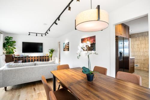 Shared lounge/TV area, New Home neer OHare in North O'Hare