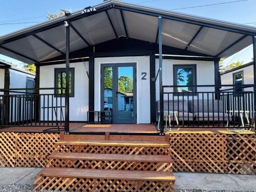 Vista exterior, Cool Modern Container House in Valinda (CA)