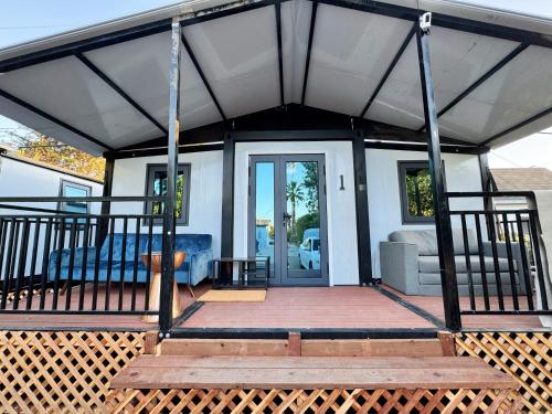 Cool Modern Container House in Valinda (CA)