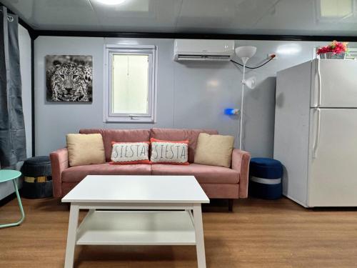 Cool Modern Container House in Valinda (CA)