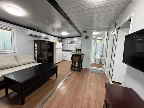 Cool Modern Container House in Valinda (CA)