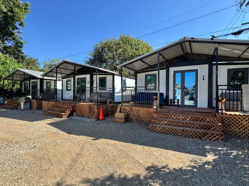 Vista exterior, Cool Modern Container House in Valinda (CA)