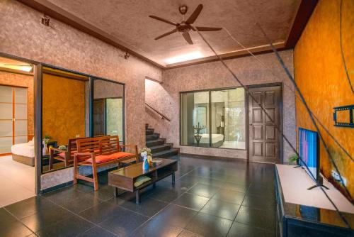 Private Indoor Pool - Zoo Villa by Cobnb - image 6
