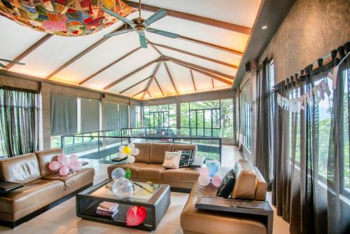 Private Indoor Pool - Zoo Villa by Cobnb - image 13