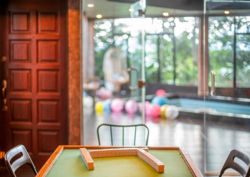 Private Indoor Pool - Zoo Villa by Cobnb - image 11