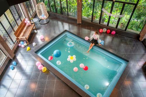 Private Indoor Pool - Zoo Villa by Cobnb - image 3