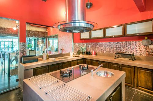 Private Indoor Pool - Zoo Villa by Cobnb - main image