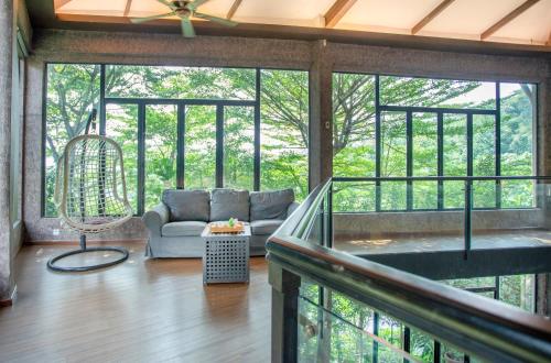 Private Indoor Pool - Zoo Villa by Cobnb - image 9