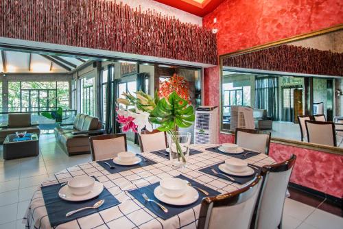 Private Indoor Pool - Zoo Villa by Cobnb - image 10