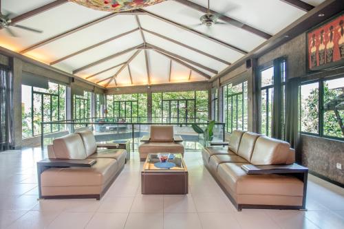 Private Indoor Pool - Zoo Villa by Cobnb - image 2