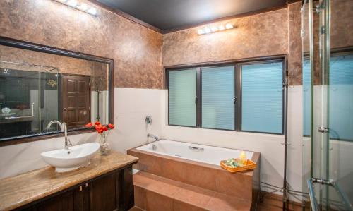 Private Indoor Pool - Zoo Villa by Cobnb - image 8