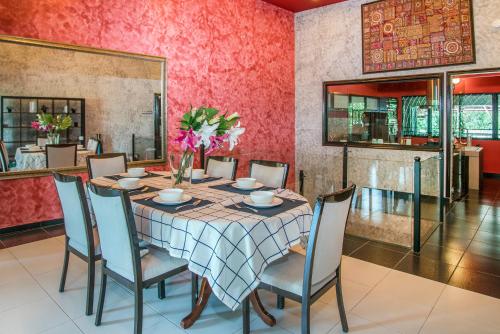 Private Indoor Pool - Zoo Villa by Cobnb - image 5