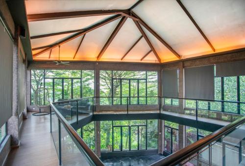 Private Indoor Pool - Zoo Villa by Cobnb - image 4