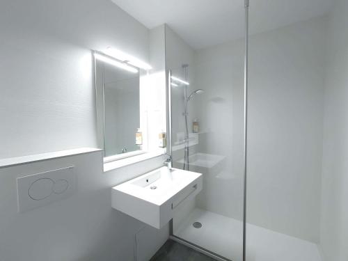 Greet Hotel Grenoble Centre Gare Room Type - POP Room with Two Single Beds