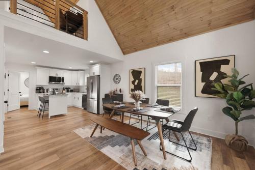 Biscany Retreat - Modern and Cozy! in Clarkson (KY)