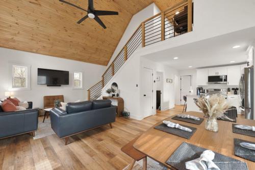 Biscany Retreat - Modern and Cozy! in Clarkson (KY)