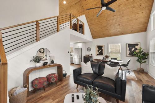 Biscany Retreat - Modern and Cozy! in Clarkson (KY)