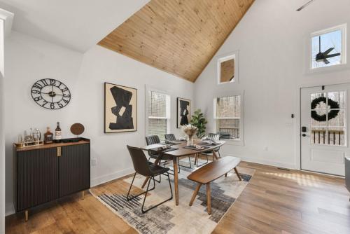 Biscany Retreat - Modern and Cozy! in Clarkson (KY)