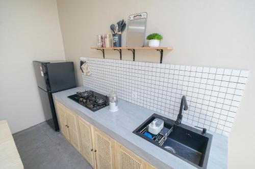 Kitchen, Oemah Rotan Homestay Jogja in Labuan Bajo