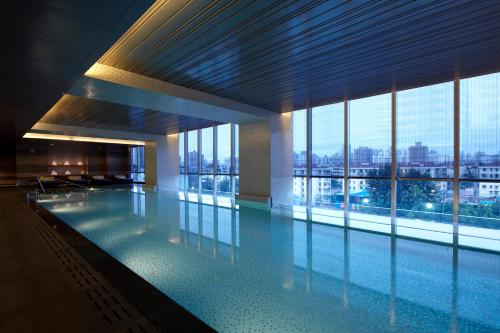 Swimming pool, Renaissance Shanghai Putuo Hotel in Putuo and Changfeng Park