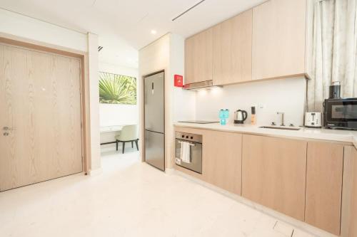 FAM Living - Palm Tower Attached to St Regis Palm Tower 1Bed - Palm Jumeirah Views - image 9