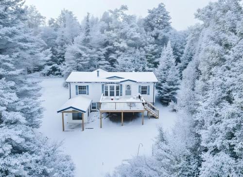 . Private Lake Cottage!