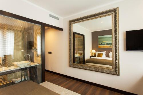 Classic Double Room image 4
