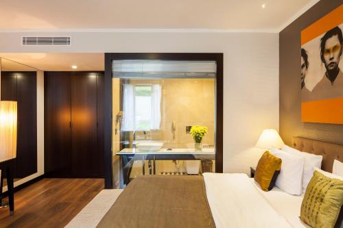 Deluxe Double Room image 5