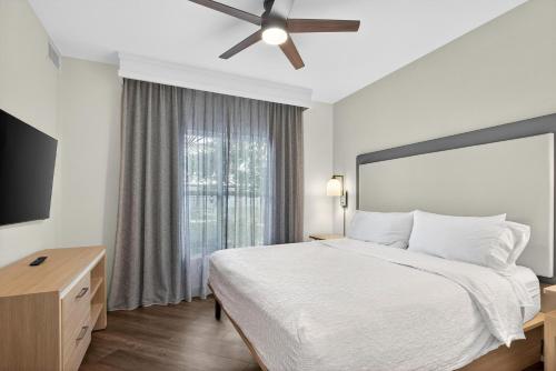 1 king bed, 1 sofa bed
