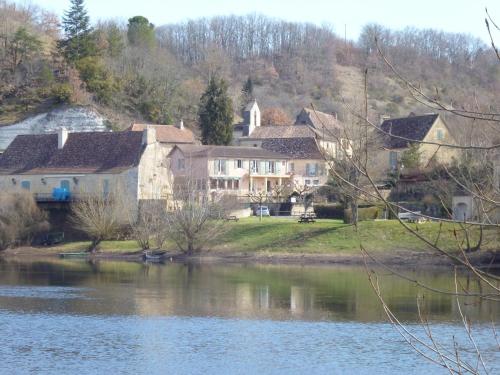 Hôtel-Restaurant Côté Rivage - Hotel - Badefols-sur-Dordogne