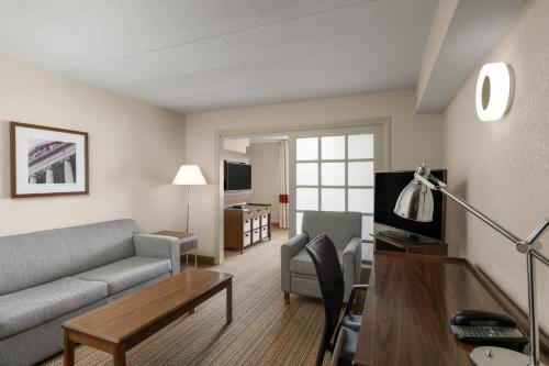 1 King Bed, Suite, Non-Smoking