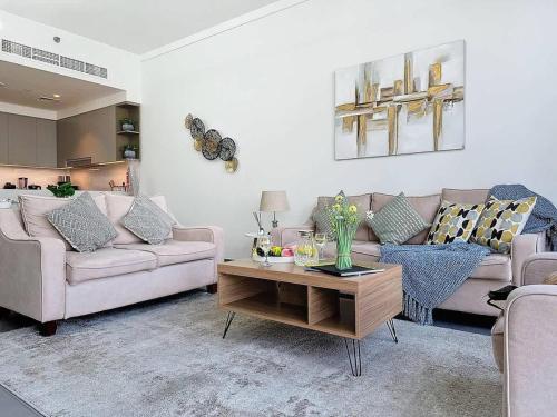 FAM Living - Spacious 3-Bedroom Apartment in Creek Gate with Stunning Views, Dubaï