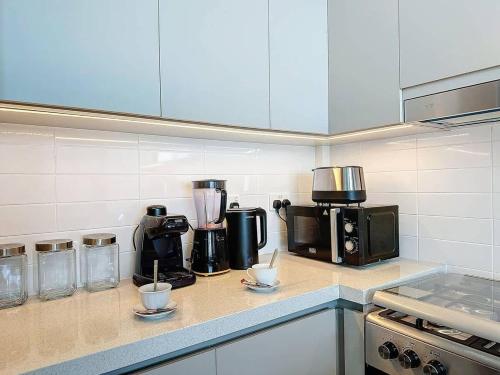 FAM Living - Spacious 3-Bedroom Apartment in Creek Gate with Stunning Views - image 10