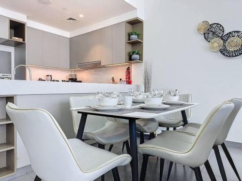 FAM Living - Spacious 3-Bedroom Apartment in Creek Gate with Stunning Views - image 13