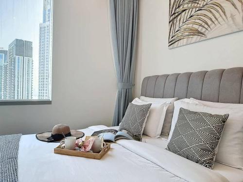 FAM Living - Spacious 3-Bedroom Apartment in Creek Gate with Stunning Views - image 3