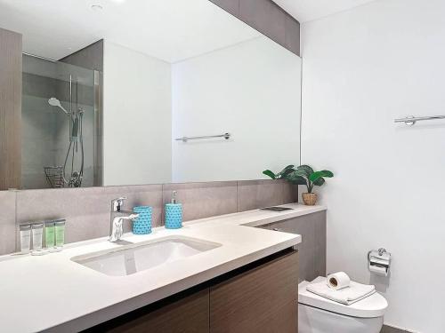 FAM Living - Spacious 3-Bedroom Apartment in Creek Gate with Stunning Views - image 9