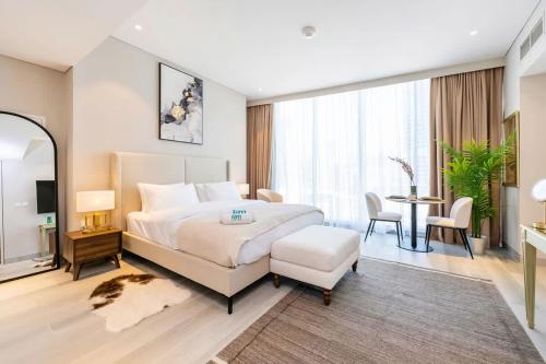 FAM Living - Stunning Modern Marina Apartment - image 10