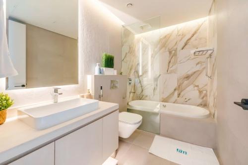 FAM Living - Stunning Modern Marina Apartment - image 2