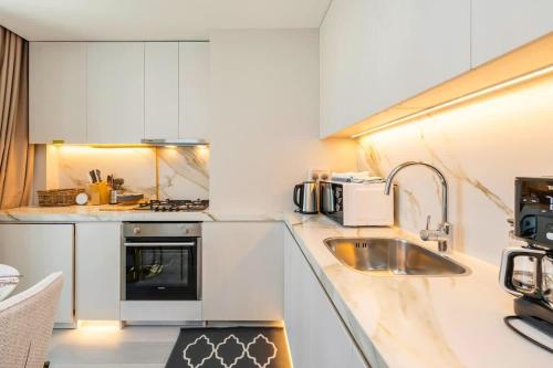 FAM Living - Stunning Modern Marina Apartment - image 7