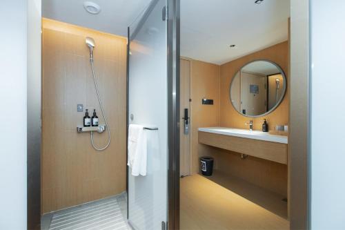 room detail thumbnail 2